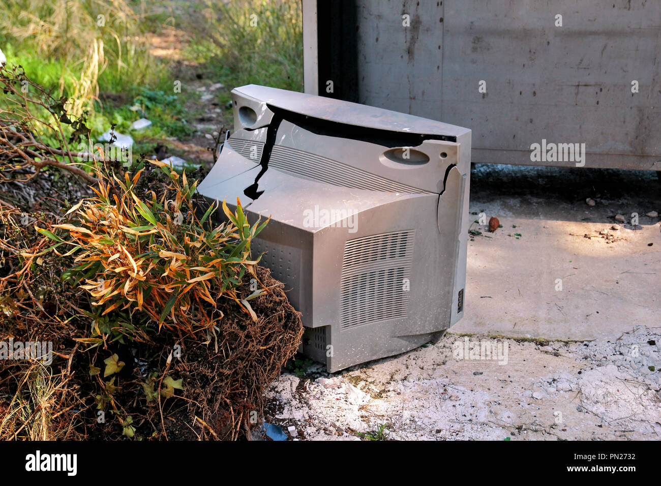 Throwing litter on street hires stock photography and images Alamy