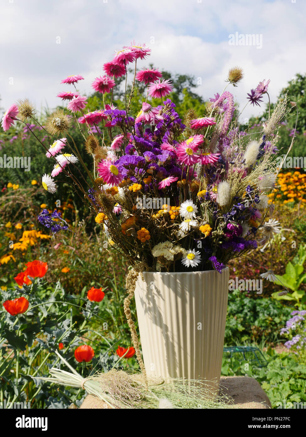 Dried flowers vase hires stock photography and images Alamy