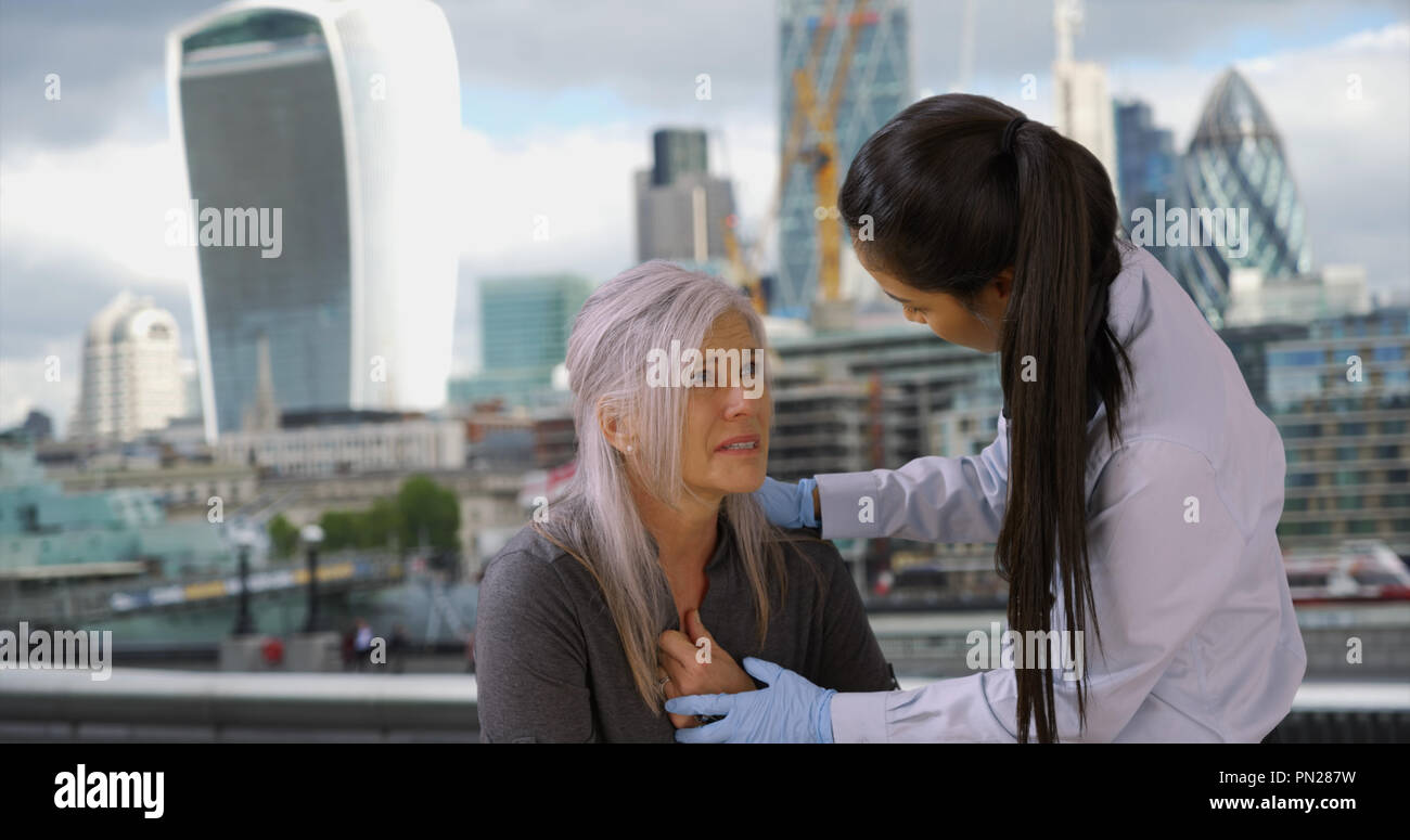Female paramedic uk hi-res stock photography and images - Alamy
