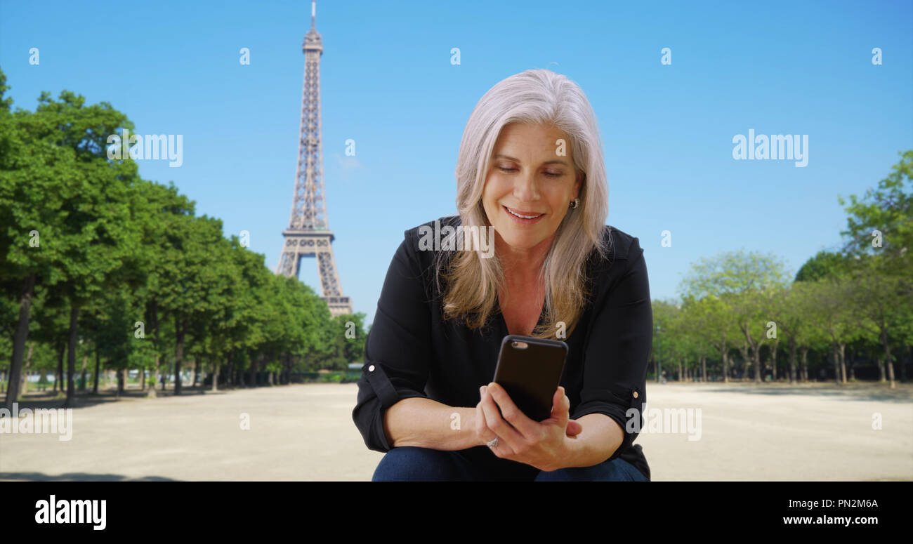 Mature woman smartphone paris hi-res stock photography and images - Alamy