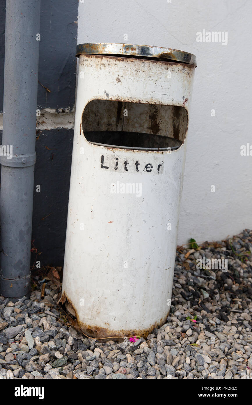 Outdoor litter bin hi-res stock photography and images - Alamy
