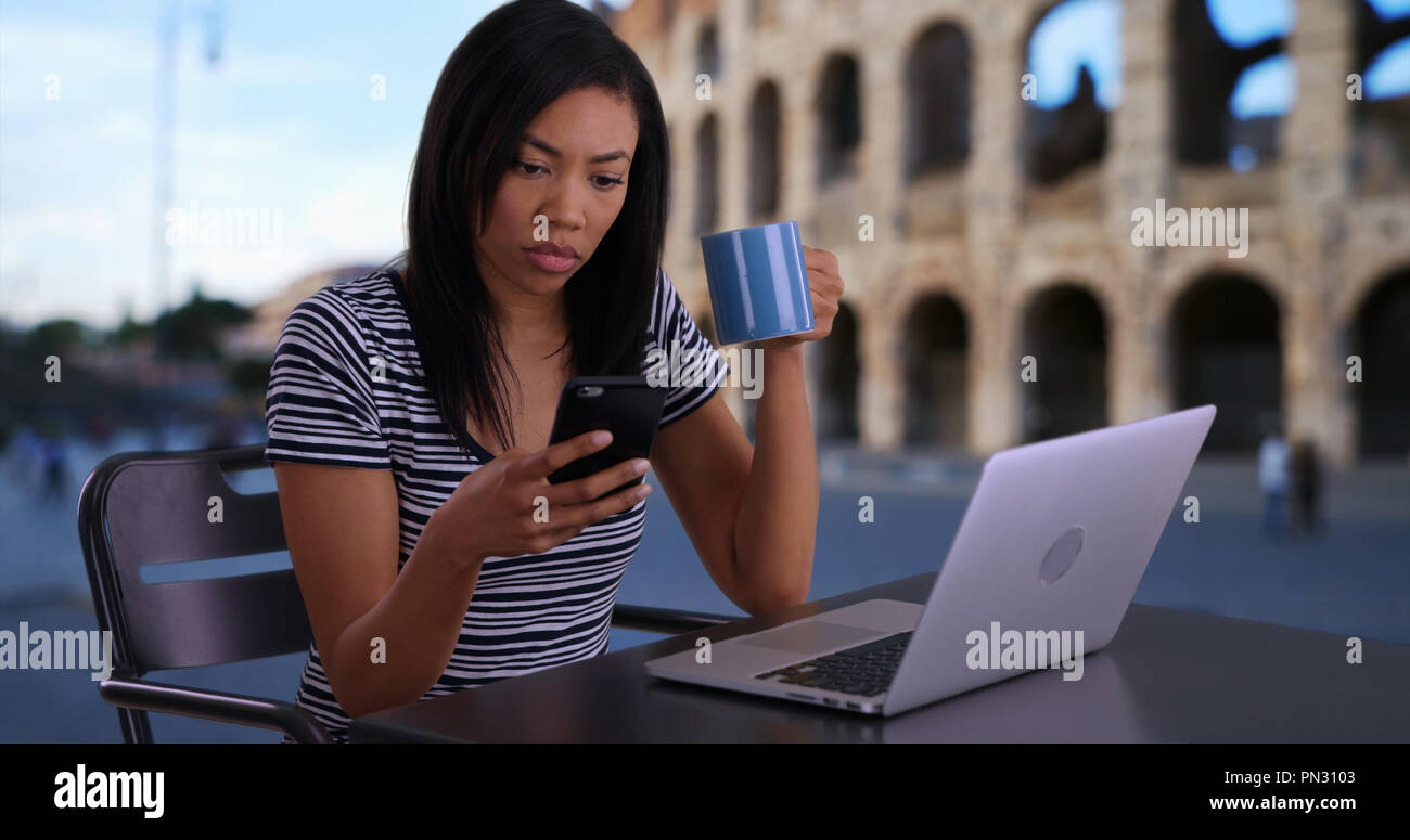 Pretty black woman texting hi-res stock photography and images - Alamy