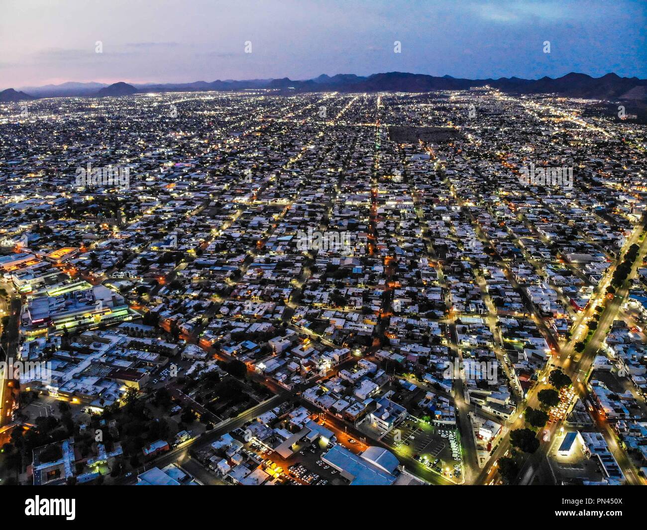 Vista aerea del la ciudad de Hermosillo. Panorámicas de Hermosillo al anochecer. Colonia San Benito  (Photo: Luis Gutiérrez / NortePhoto.com)  Aerial  Stock Photo