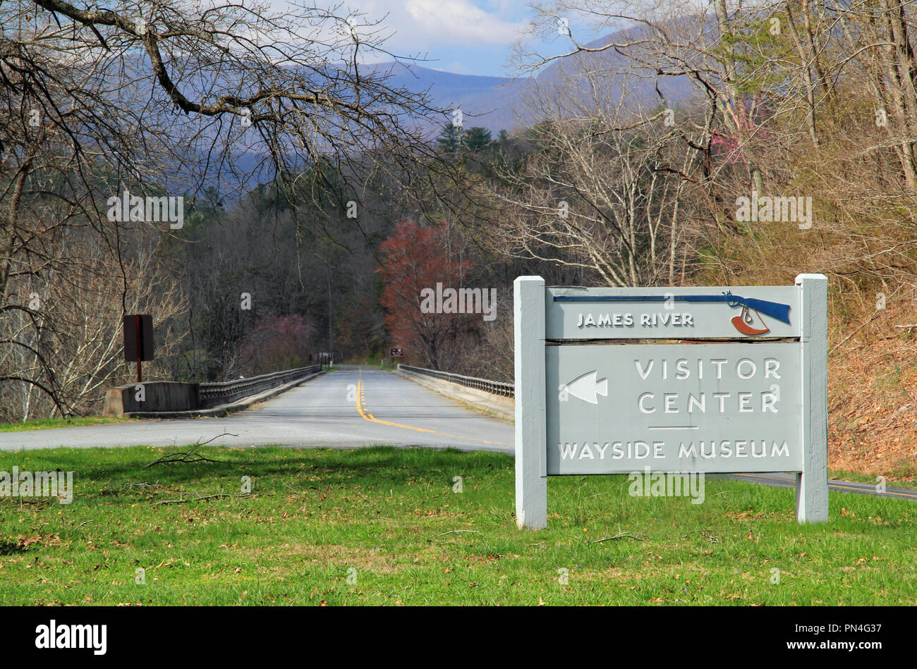 The James River Visitor Center, located along the Blue Ridge Parkway in Virginia, provides information on the majestic Blue Ridge Mountains Stock Photo