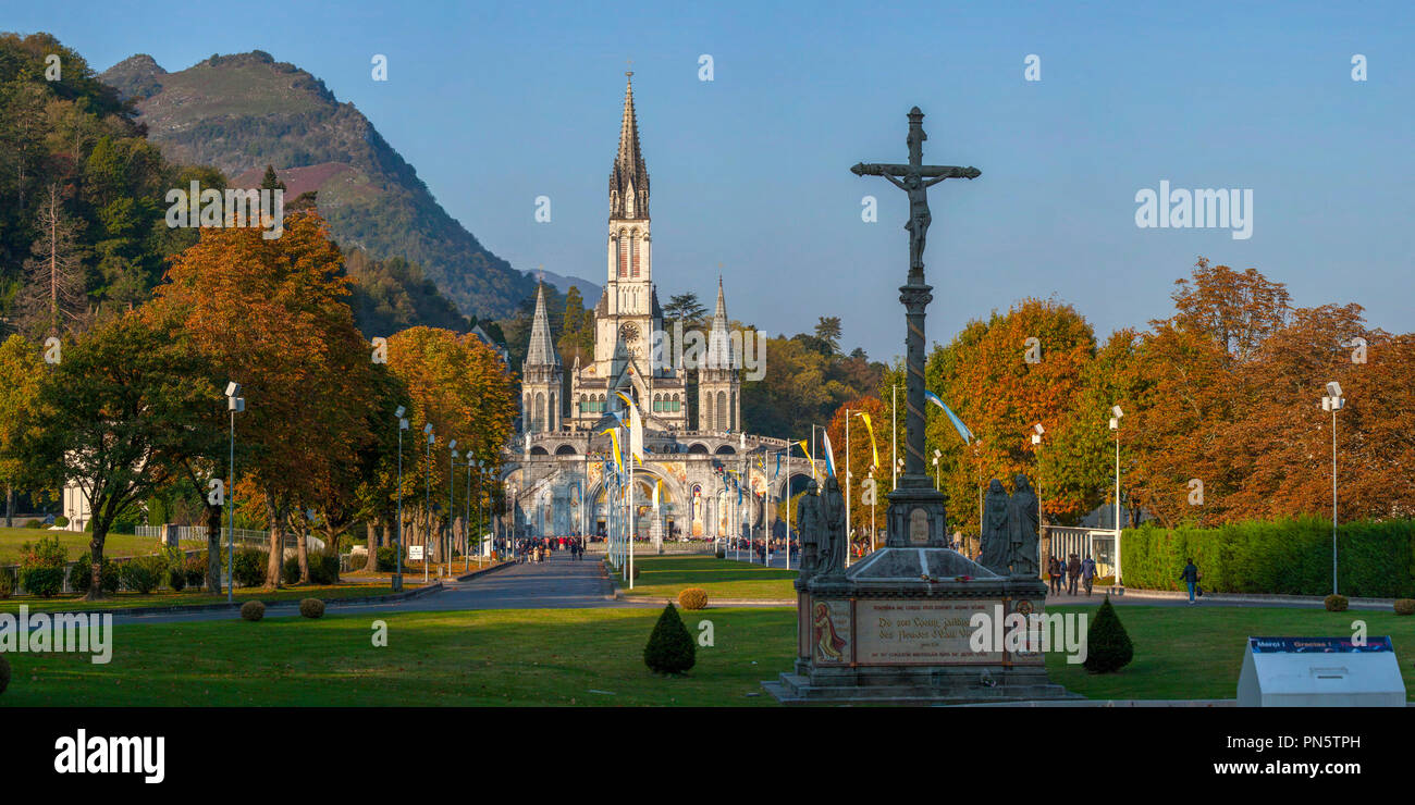 Lourdes (south-western France): outer view of the Basilica of Our Lady of the Rosary, the square and Our Lady of Lourdes sanctuary (not available for  Stock Photo