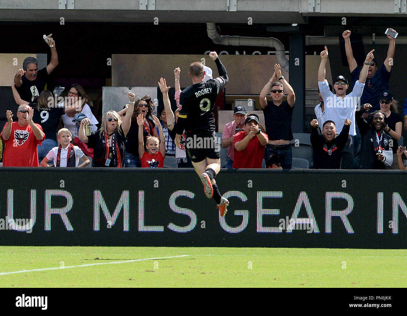 Washington, DC, USA. 16th Sep, 2018. 20180916 - D.C. United forward WAYNE ROONEY (9) celebrates with fans, following his goal against the New York Red Bulls in the second half at Audi Field in Washington. Credit: Chuck Myers/ZUMA Wire/Alamy Live News Stock Photo
