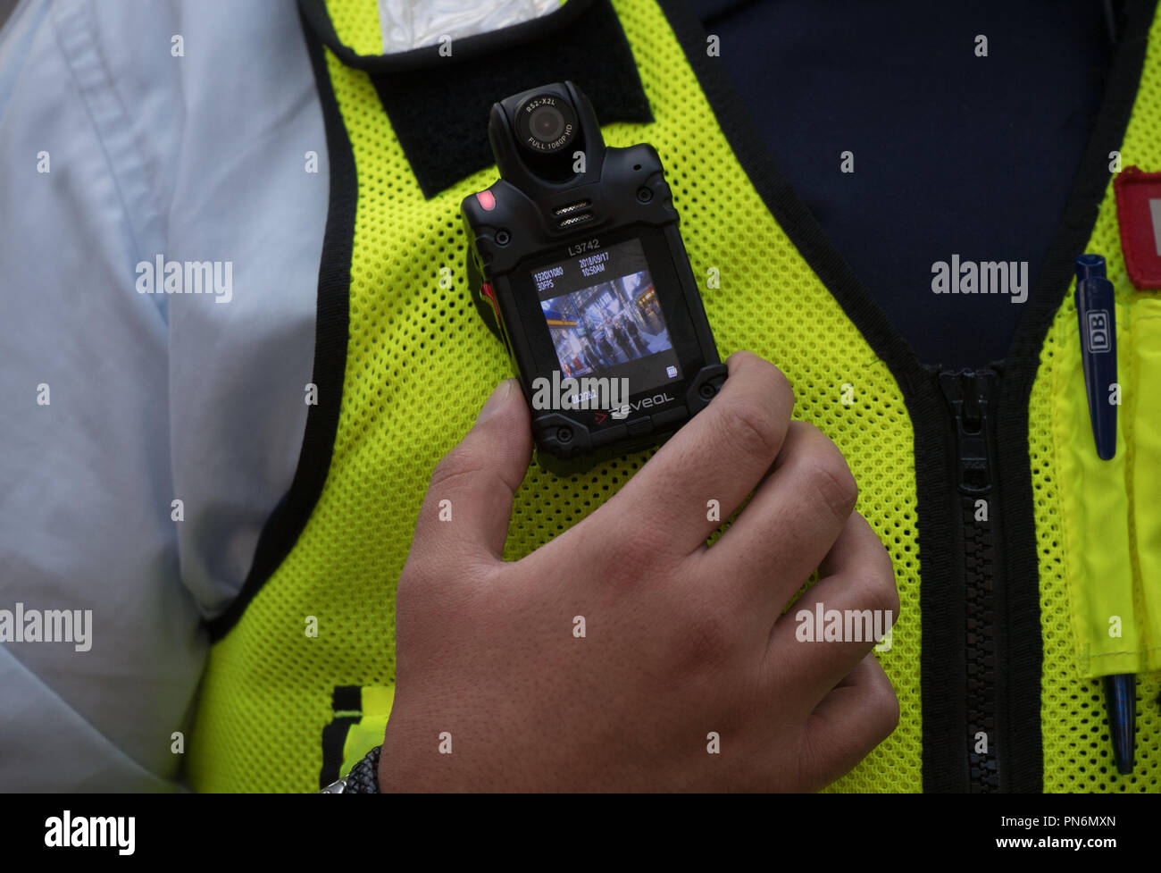 17 September 2018, Hessen, Frankfurt/M.: A DB security officer switches on  the body cam at the main station. Since the beginning of September, Deutsche  Bahn security forces have been using mini cameras