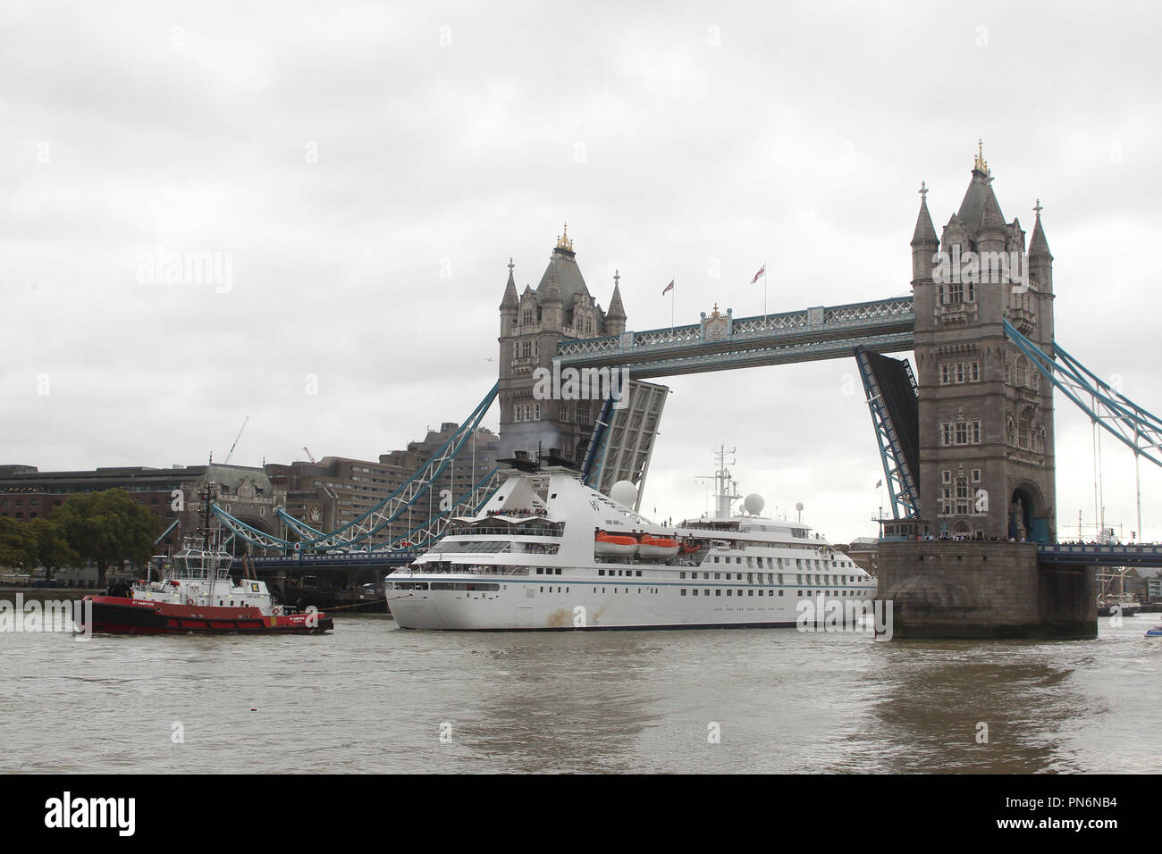 Boats pass through tower bridge hi-res stock photography and images - Alamy