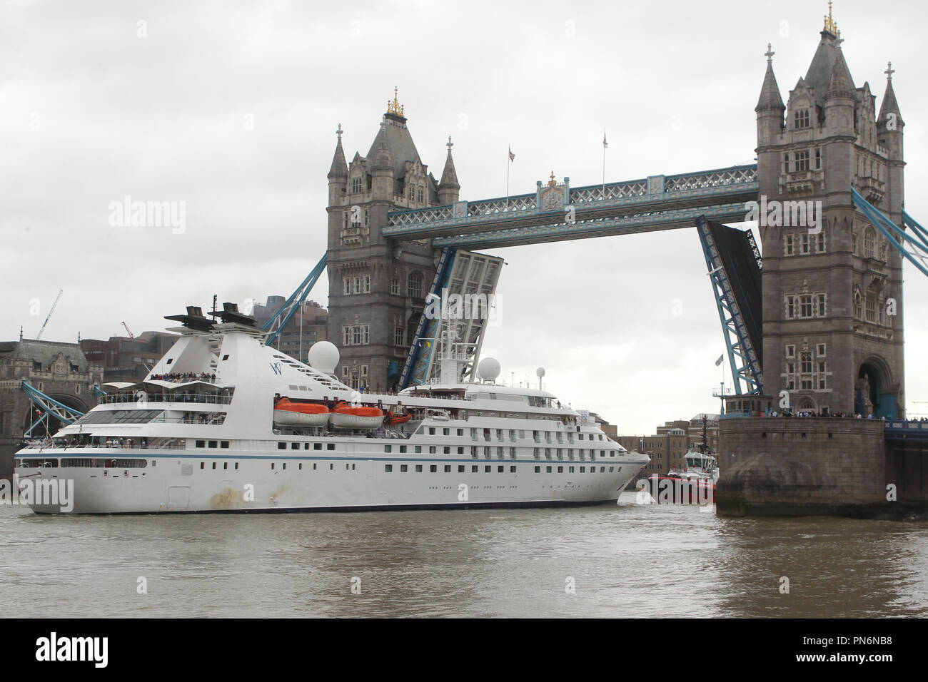 Boats pass through tower bridge hi-res stock photography and images - Alamy