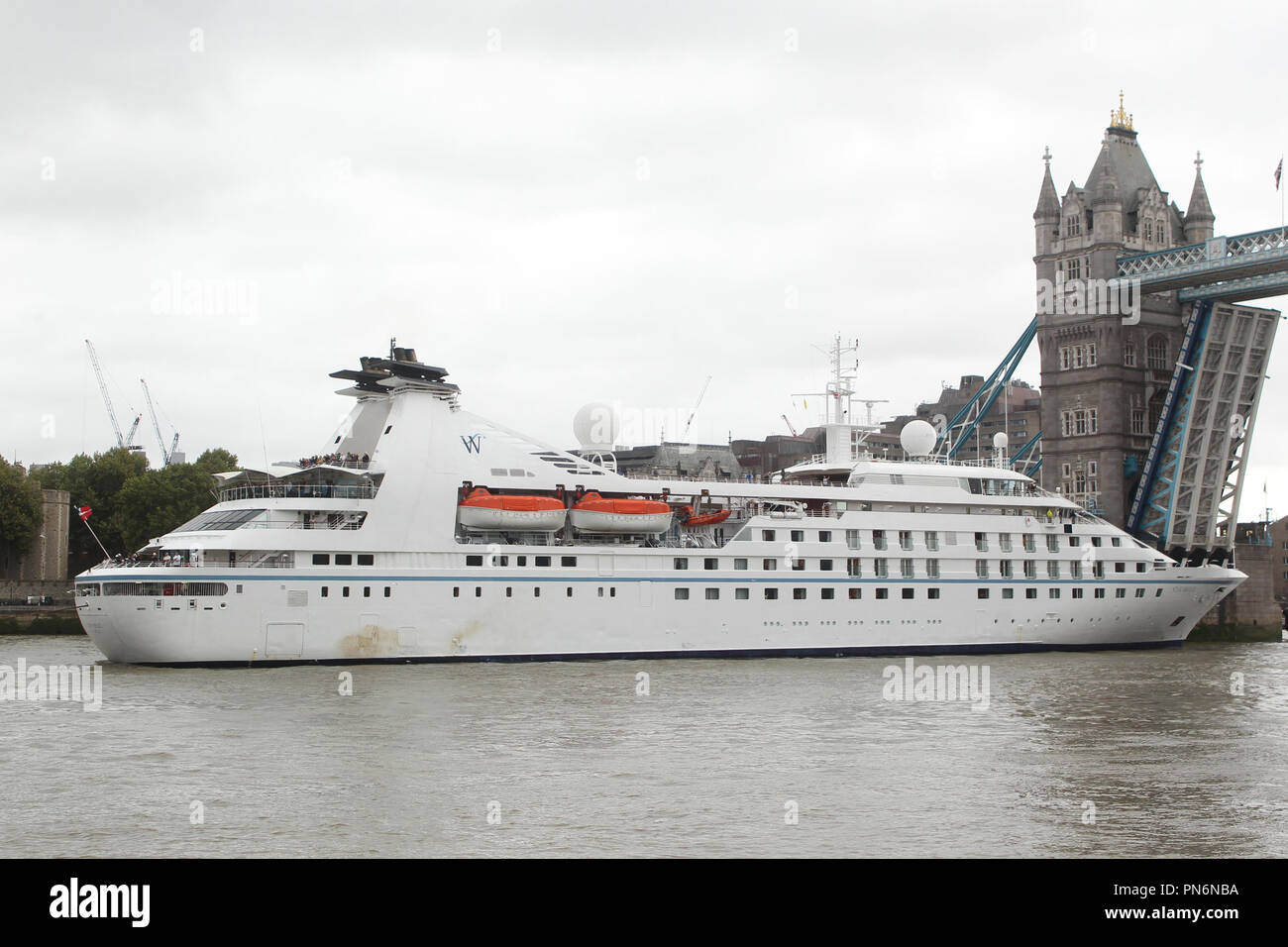 Boats pass through tower bridge hi-res stock photography and images - Alamy