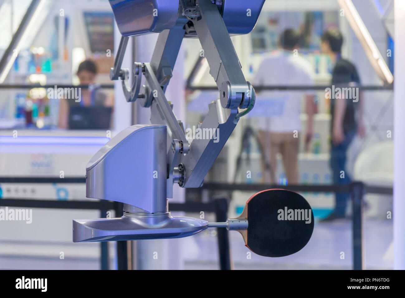 Shanghai, Shanghai, China. 20th Sep, 2018. Shanghai, CHINA-The robot Ã¢â‚¬ËœPongbotÃ¢â‚¬â„¢ plays pingpong with an athlete at the Artificial Intelligence World Conference in Shanghai, China. Credit: SIPA Asia/ZUMA Wire/Alamy Live News Stock Photo