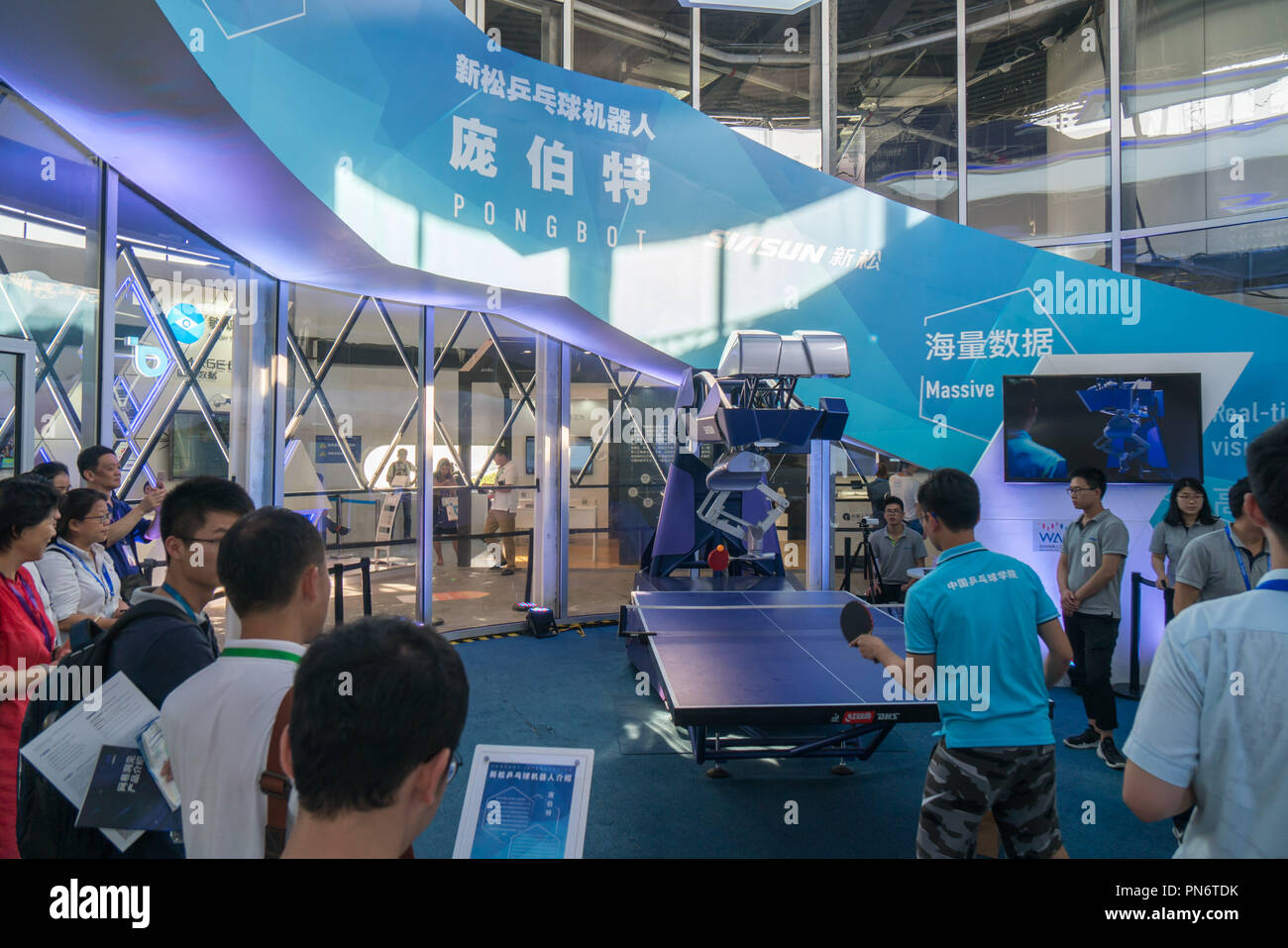 Shanghai, Shanghai, China. 20th Sep, 2018. Shanghai, CHINA-The robot Ã¢â‚¬ËœPongbotÃ¢â‚¬â„¢ plays pingpong with an athlete at the Artificial Intelligence World Conference in Shanghai, China. Credit: SIPA Asia/ZUMA Wire/Alamy Live News Stock Photo