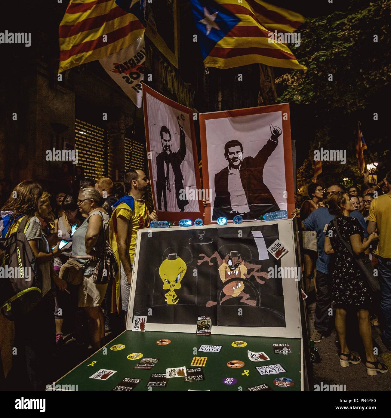Barcelona, Spain. 20 September, 2018:  Catalan separatists gather with a symbolic car of the Guardia Civil in front of the Catalan Economy Ministry in support of the Catalan Republic at the anniversary of a police operation in several Catalan ministries in the run-up of the 2017's banned referendum on secession at October 1st. Credit: Matthias Oesterle/Alamy Live News Stock Photo