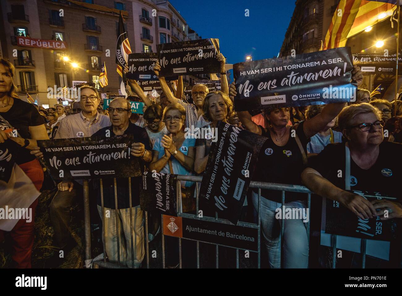 Barcelona, Spain. 20 September, 2018:  Catalan separatists gather in front of the Catalan Economy Ministry in support of the Catalan Republic at the anniversary of a police operation in several Catalan ministries in the run-up of the 2017's banned referendum on secession at October 1st. Credit: Matthias Oesterle/Alamy Live News Stock Photo