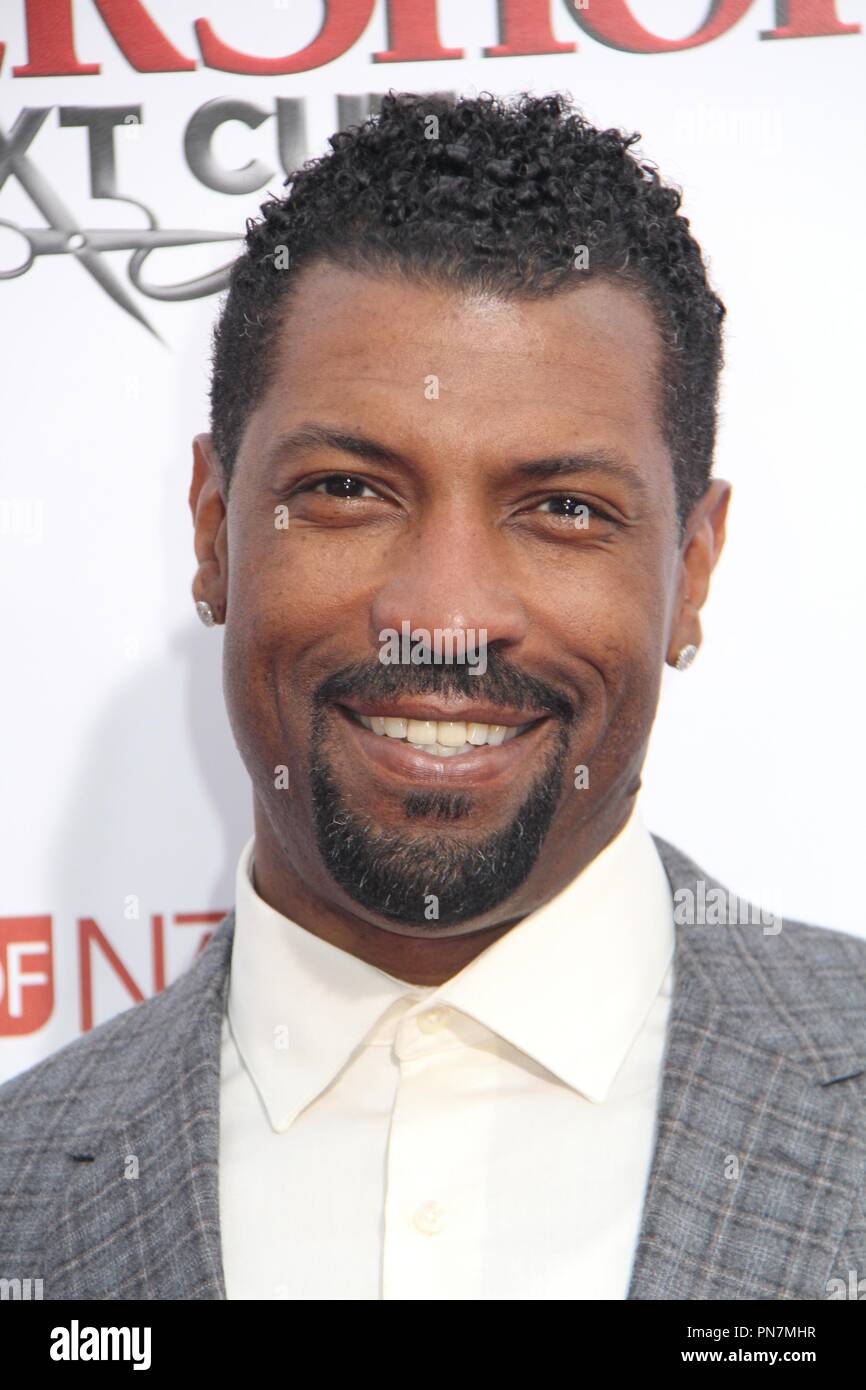 Deon cole hires stock photography and images Alamy