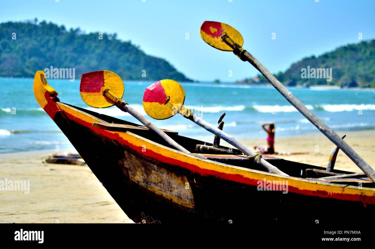 Kerala wooden boat hi-res stock photography and images - Alamy