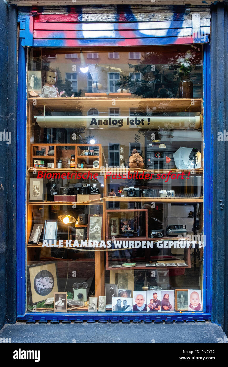 Display window hi-res stock photography and images - Alamy