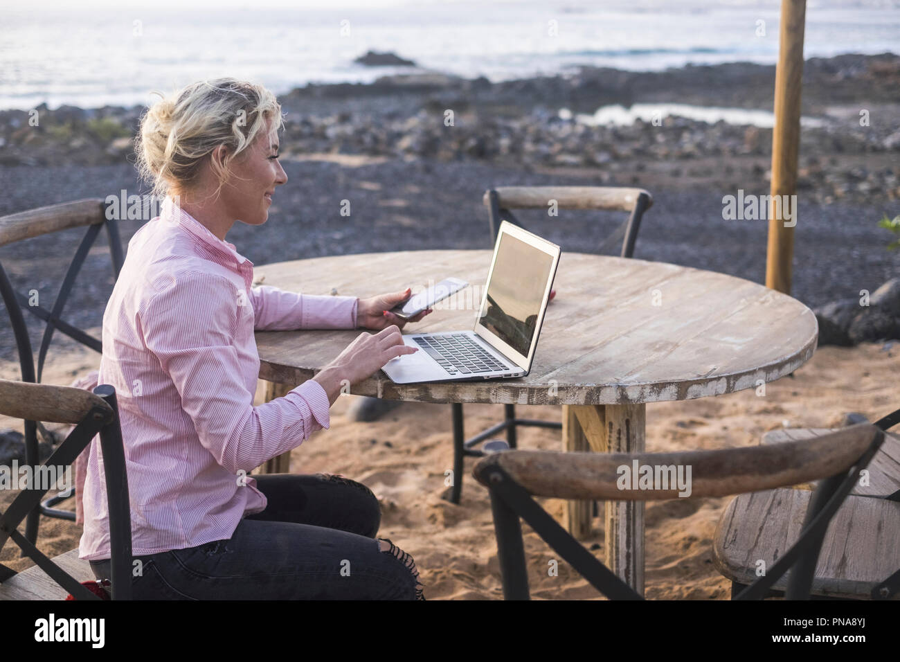 Young workers sitting outdoor hi-res stock photography and images - Alamy