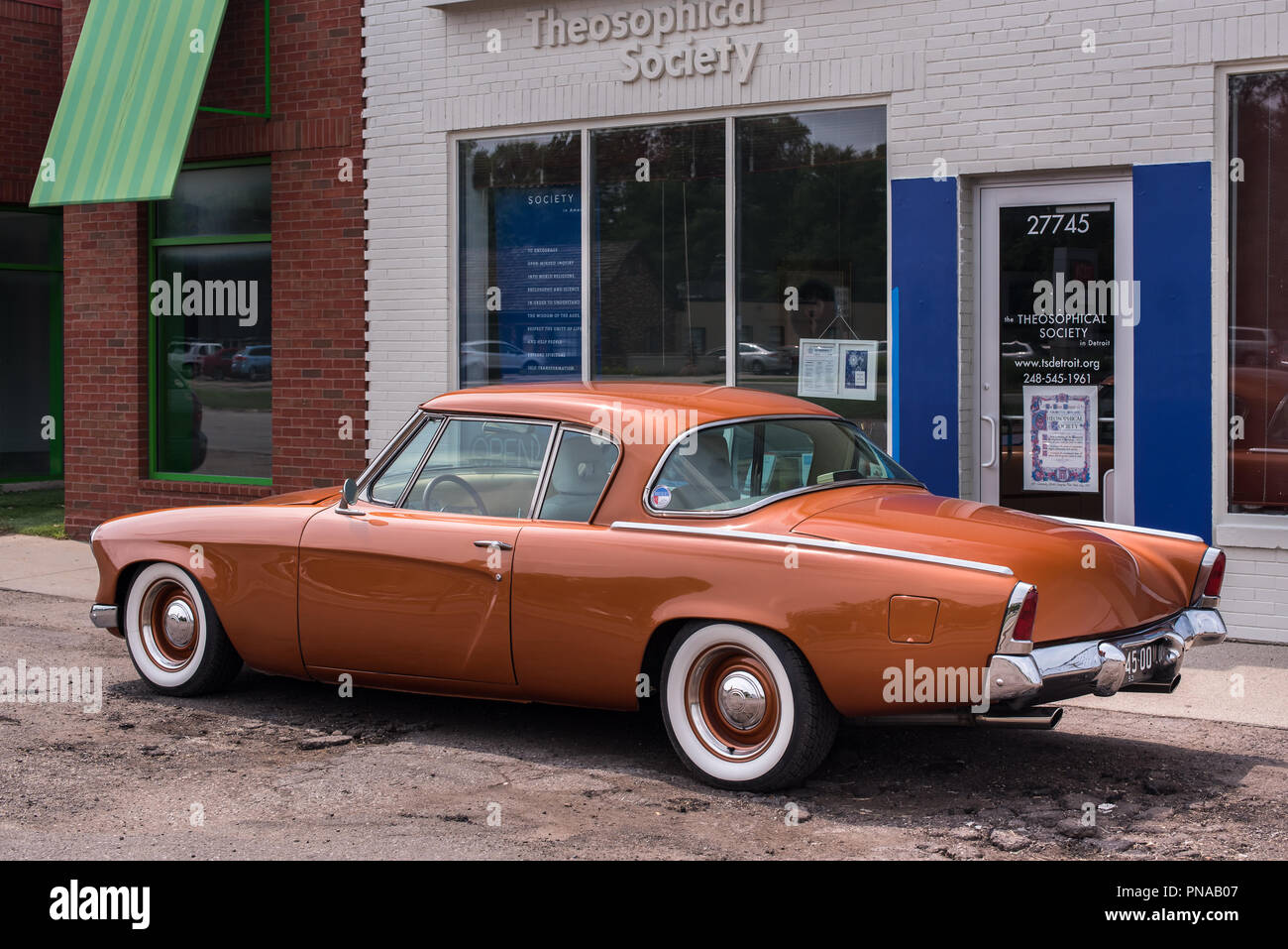 BERKLEY, MI/USA - AUGUST 16, 2018: A 1953 Studebaker Commander in front of the Theosophical Society, at the Woodward Dream Cruise. Stock Photo
