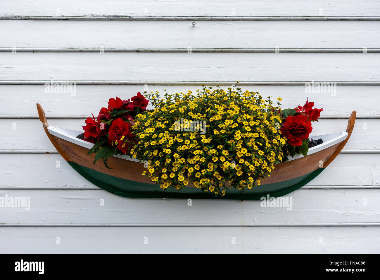 Boat flower bed hires stock photography and images Alamy