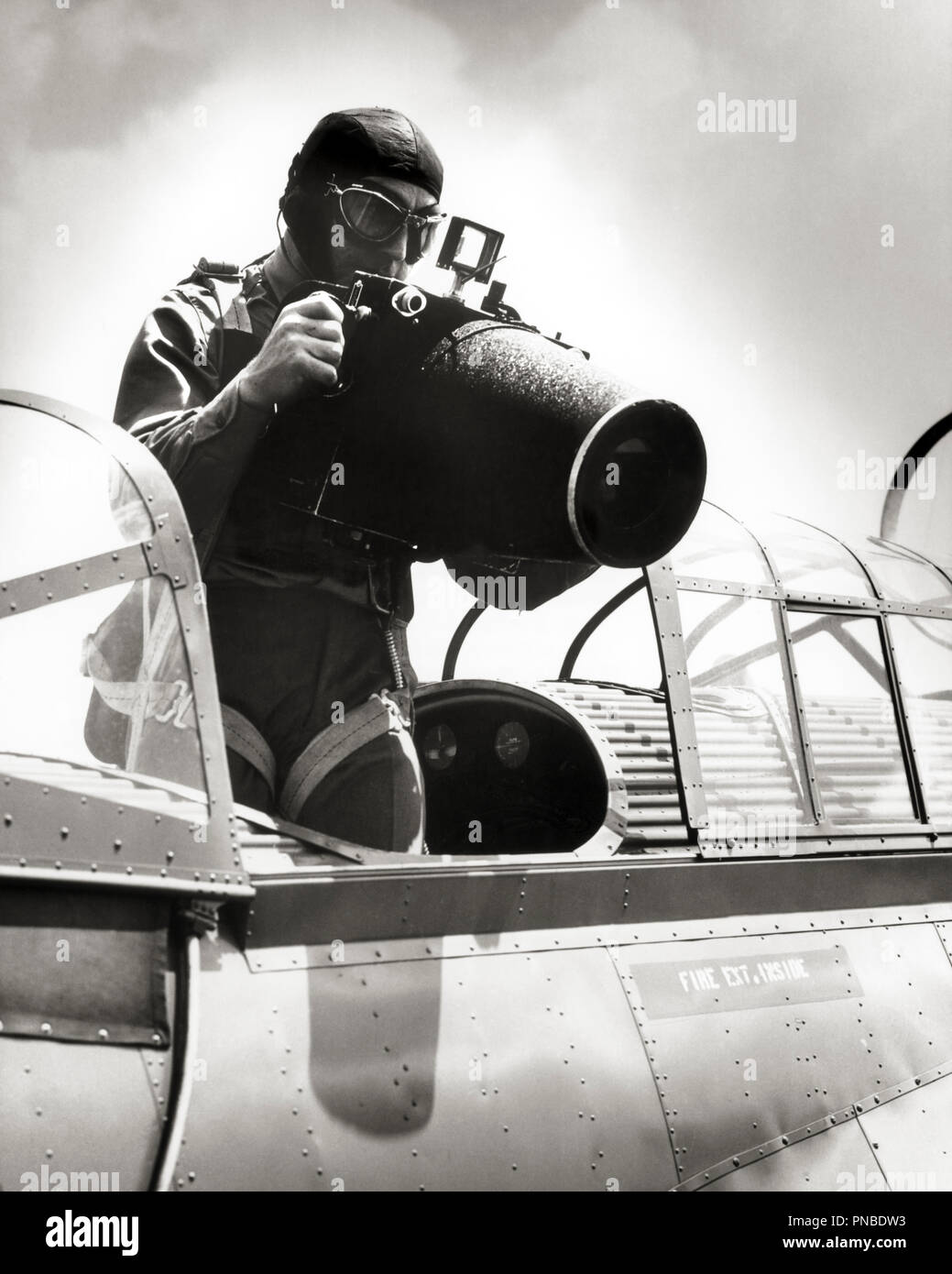 1940s-anonymous-man-photographer-with-large-aerial-camera-used-by-us-air-force-for-reconnaissance-and-map-making-a1343-har001-hars-and-world-wars-world-war-world-war-two-world-war-ii-occupations-uniforms-high-tech-used-aviator-reconnaissance-world-war-2-us-army-anonymous-air-corps-black-and-white-har001-old-fashioned-PNBDW3.jpg