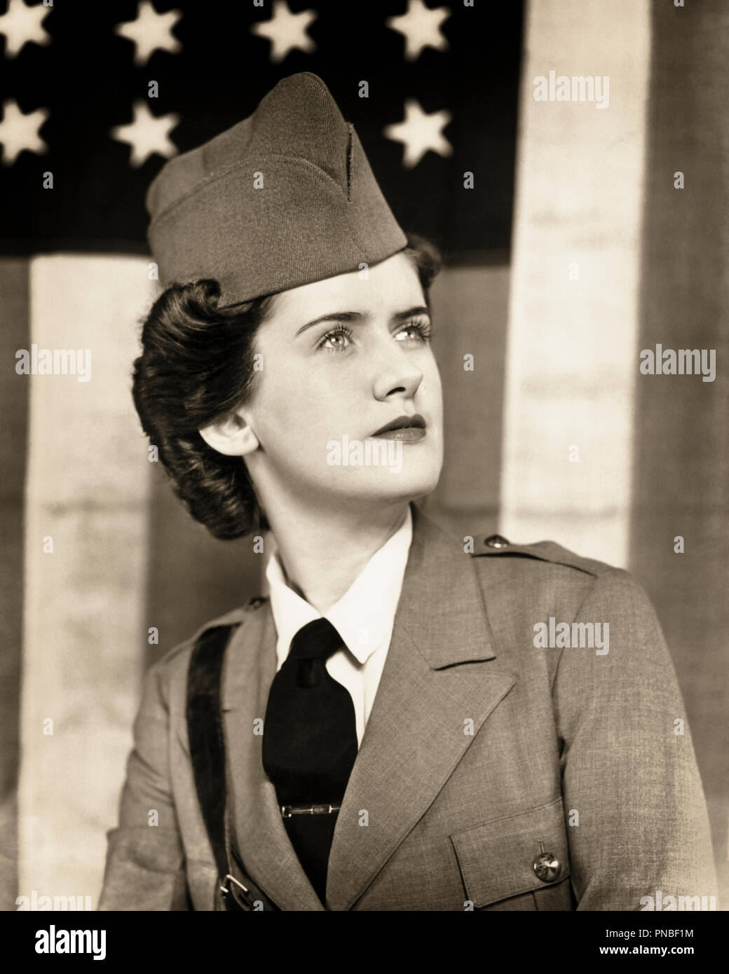 1940s PORTRAIT SERIOUS WOMAN VOLUNTEER WEARING WORLD WAR II MILITARY ARMY UNIFORM - a4240 HAR001 HARS B&W BRUNETTE FREEDOM HEAD AND SHOULDERS STRENGTH VICTORY COURAGE CHOICE LEADERSHIP WORLD WARS PRIDE WORLD WAR WORLD WAR TWO WORLD WAR II OCCUPATIONS PATRIOT UNIFORMS PATRIOTIC WORLD WAR 2 DETERMINED RED WHITE AND BLUE STARS AND STRIPS YOUNG ADULT WOMAN BLACK AND WHITE CAUCASIAN ETHNICITY HAR001 OLD FASHIONED Stock Photo