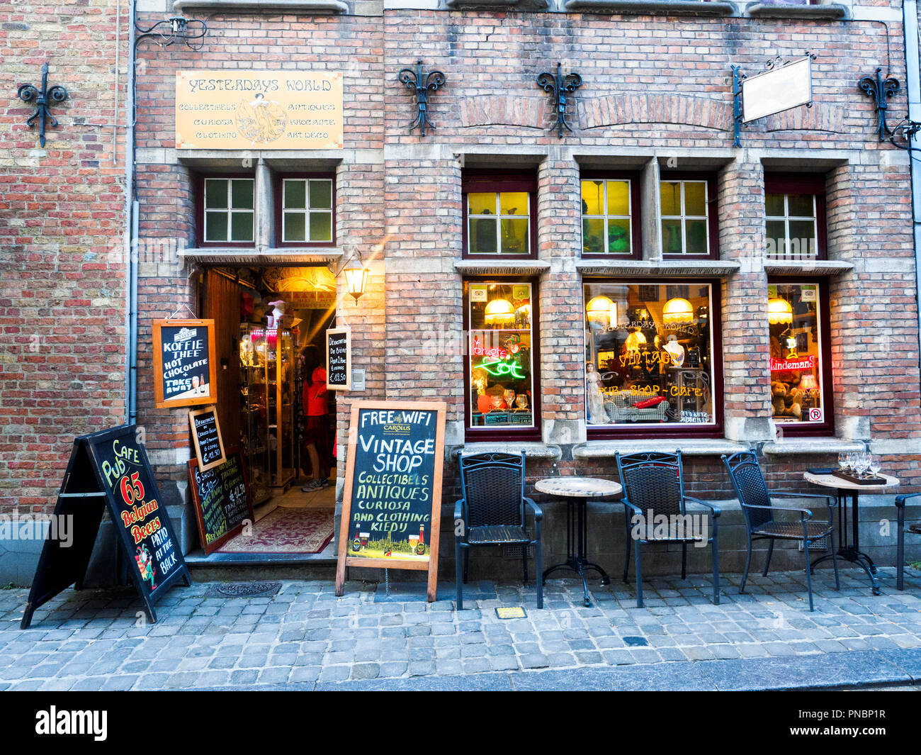 Vintage cafe shop exterior hi-res stock photography and images - Alamy