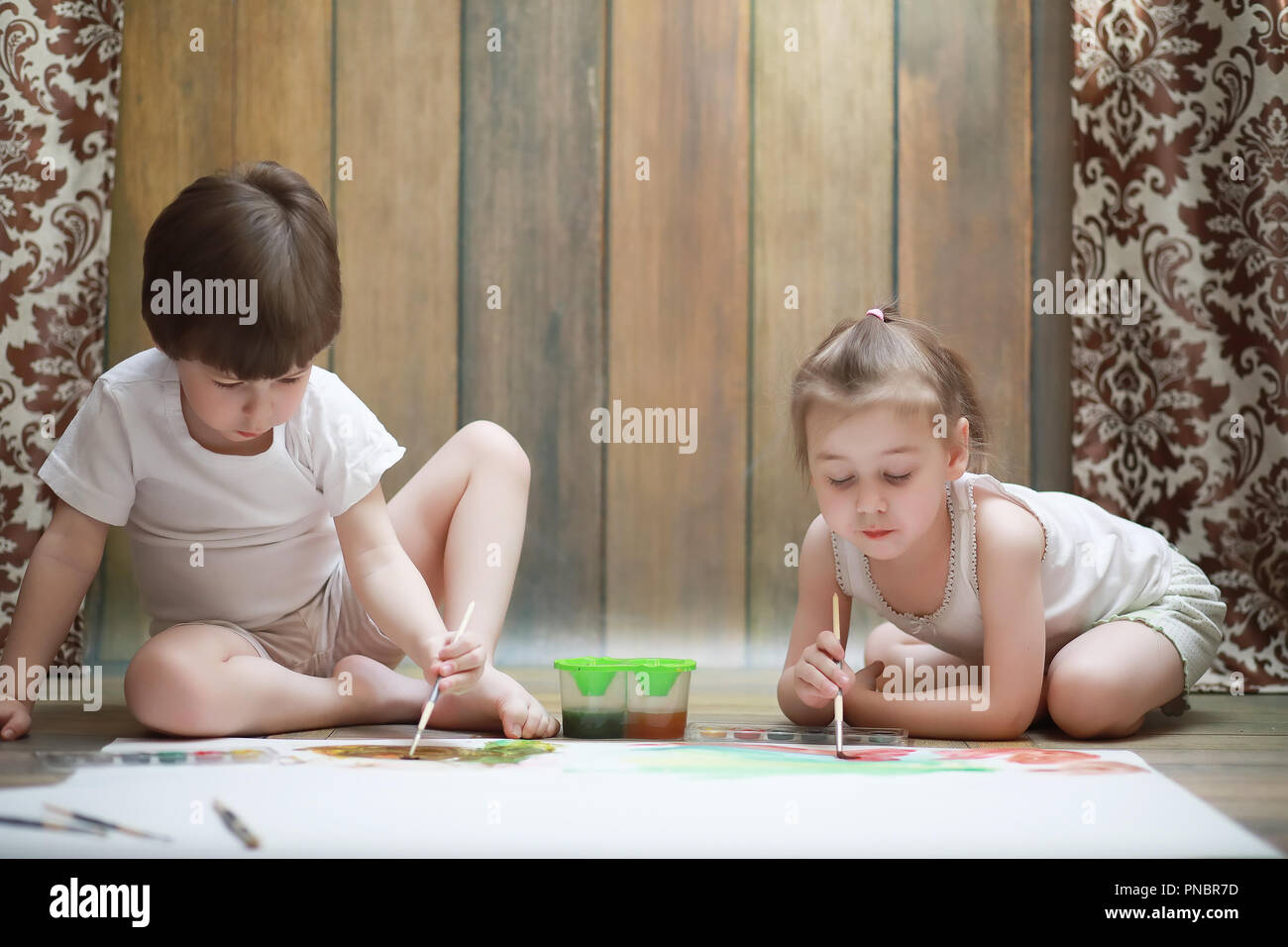 https://c8.alamy.com/comp/PNBR7D/little-children-paint-on-a-large-sheet-of-paper-PNBR7D.jpg