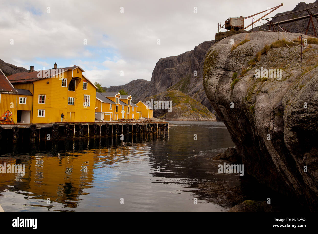 Der kleine Ot Nusfjord auf den Lofoten wird als Museumsort erhalten und ist belebt. Stock Photo