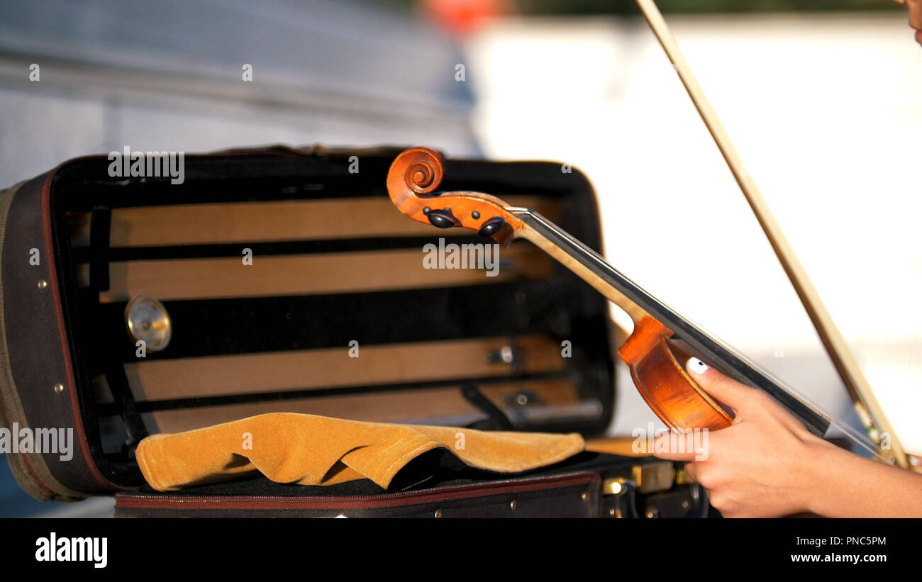 The hands put the violin in the case Stock Photo Alamy