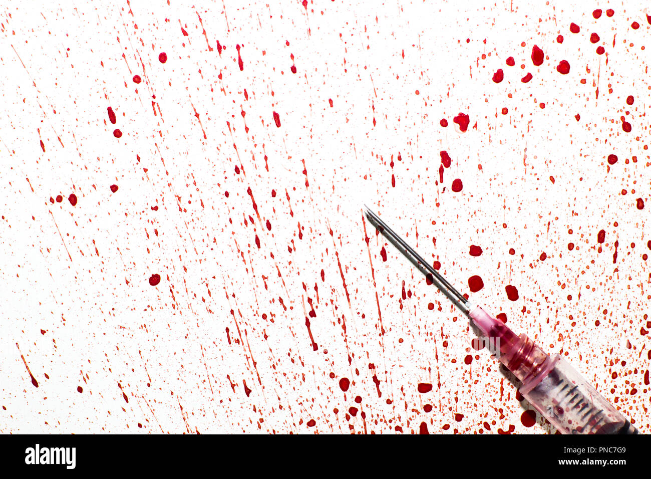 Spritze und Schlauch mit Blut auf weißem Hintergrund - Stockfotografie:  lizenzfreie Fotos © daboost 253115464