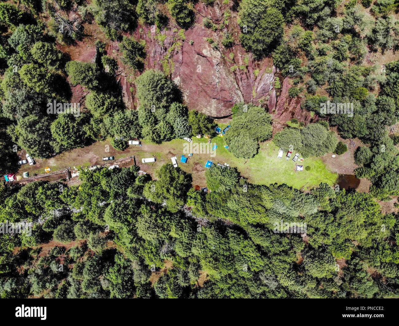 Vista aerea de paisaje rural y campamento Expedición Discovery Madrense  en el medio del bosque. rancho La Presita en La Mesa Tres Rios, Sonora Mexico Stock Photo