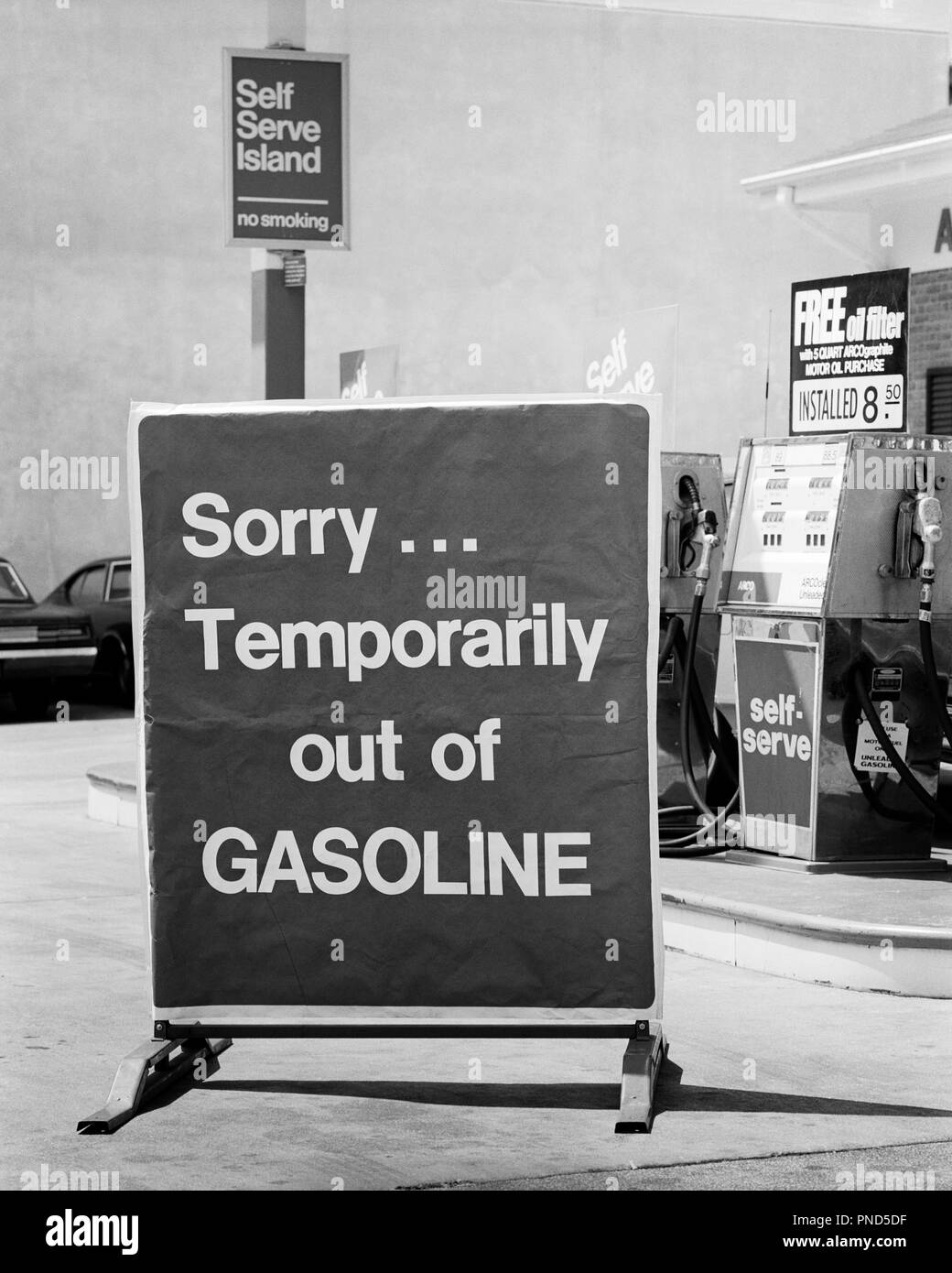 1970s CLOSE-UP SORRY TEMPORARILY OUT OF GASOLINE SIGN AT SELF SERVICE GAS STATION DURING 1973 OPEC OIL SHORTAGE CRISIS - m10294 HAR001 HARS AT OF FRUSTRATION POLITICS GASOLINE CONCEPTUAL STILL LIFE AUTOMOBILES CLOSE-UP VEHICLES 1973 EMBARGO SYMBOLIC TEMPORARILY DISAPPOINTMENT SELF SERVICE BLACK AND WHITE DURING HAR001 OLD FASHIONED REPRESENTATION Stock Photo