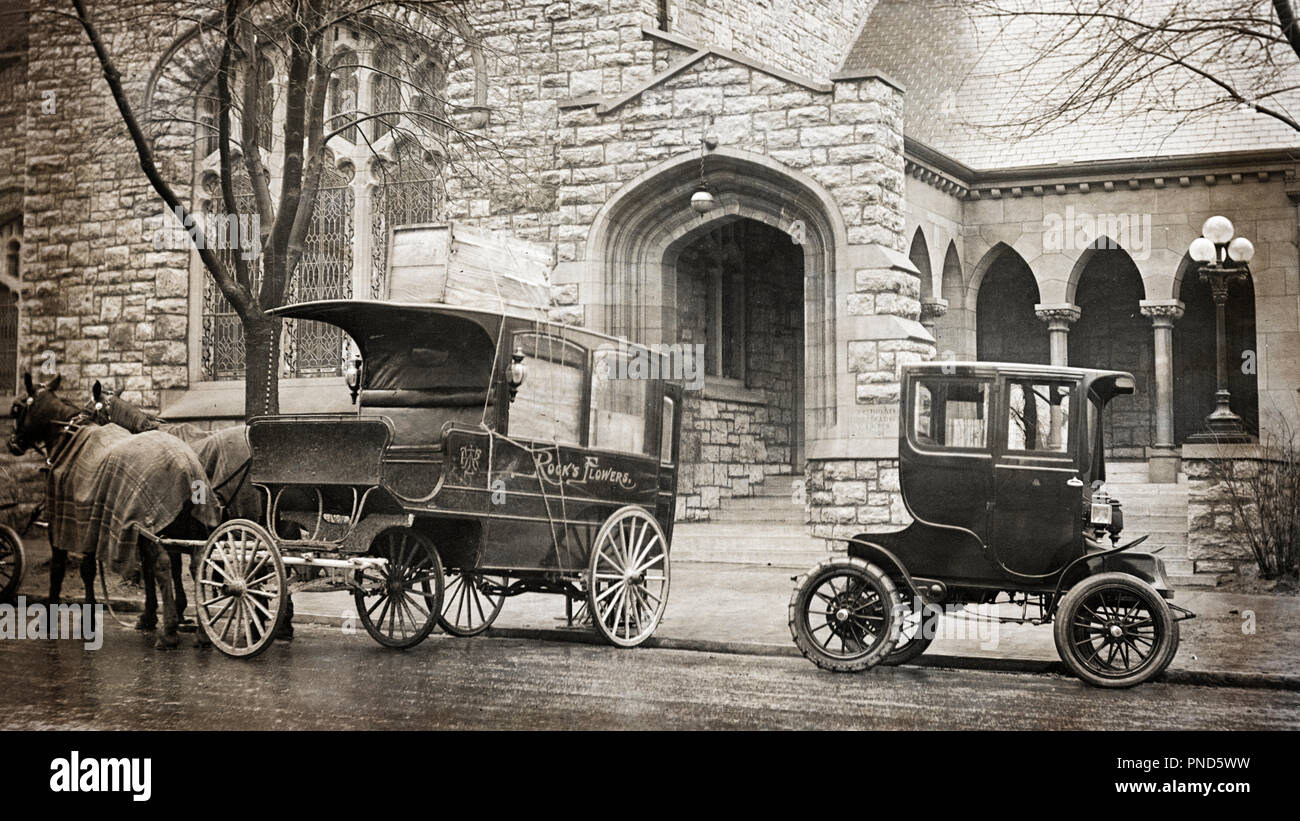 1910 AN ELECTRIC AUTOMOBILE CAR NEXT TO A HORSE AND WAGON KANSAS CITY MISSOURI USA - q44971 CPC001 HARS HORSE-DRAWN INNOVATION MOTORING AUTOMOBILES BESIDE MOBILITY VEHICLES GROWTH BLACK AND WHITE MIDWEST MIDWESTERN MO OLD FASHIONED Stock Photo