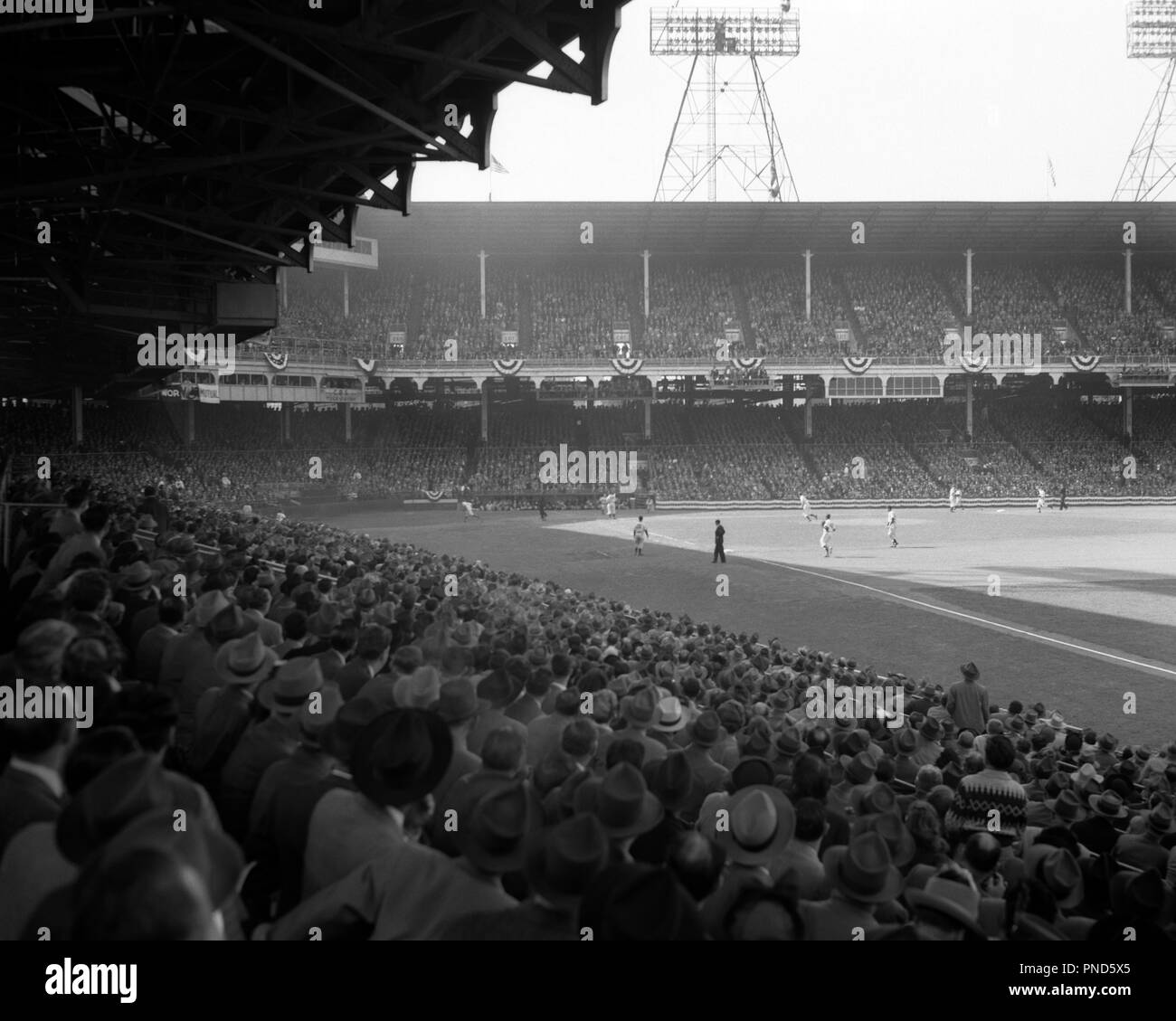 1940s 1947 BASEBALL WORLD SERIES AT EBBETS FIELD NEW YORK CITY SUBWAY SERIES YANKEES VS BROOKLYN DODGERS NYC USA - q47466 CPC001 HARS DODGERS NEW YORK CITY PLAYING FIELD OCTOBER EBBETS FIELD FLATBUSH INFIELD JACKIE ROBINSON SERIES YANKEES BLACK AND WHITE MAJOR LEAGUE OLD FASHIONED Stock Photo