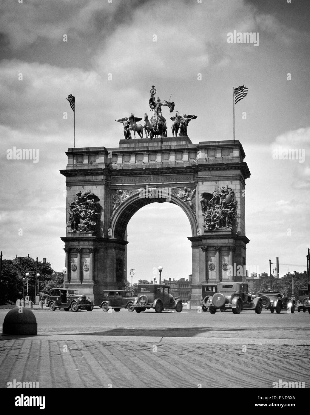 1920s THE SAILORS AND SOLDIERS ARCH IN GRAND ARMY PLAZA BROOKLYN NEW YORK USA - q49595 CPC001 HARS SCULPTOR CALVERT VAUX GRAND ARMY PLAZA AMERICAN CIVIL WAR BATTLES BLACK AND WHITE CIVIL WAR CONFLICTS FREDERICK LAW OLMSTED OLD FASHIONED Stock Photo