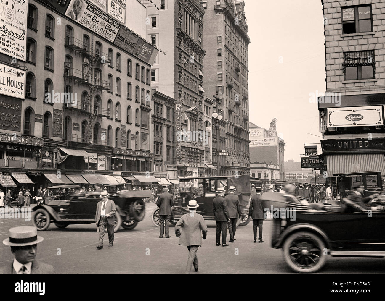 1910s 1920s EAST 42ND STREET FROM FIFTH AVENUE SEE TOP OF GRAND CENTRAL  STATION MIDTOWN MANHATTAN NYC USA - q49639 CPC001 HARS RETAIL SEE UNITED  STATES COPY SPACE FULL-LENGTH PERSONS INSPIRATION UNITED