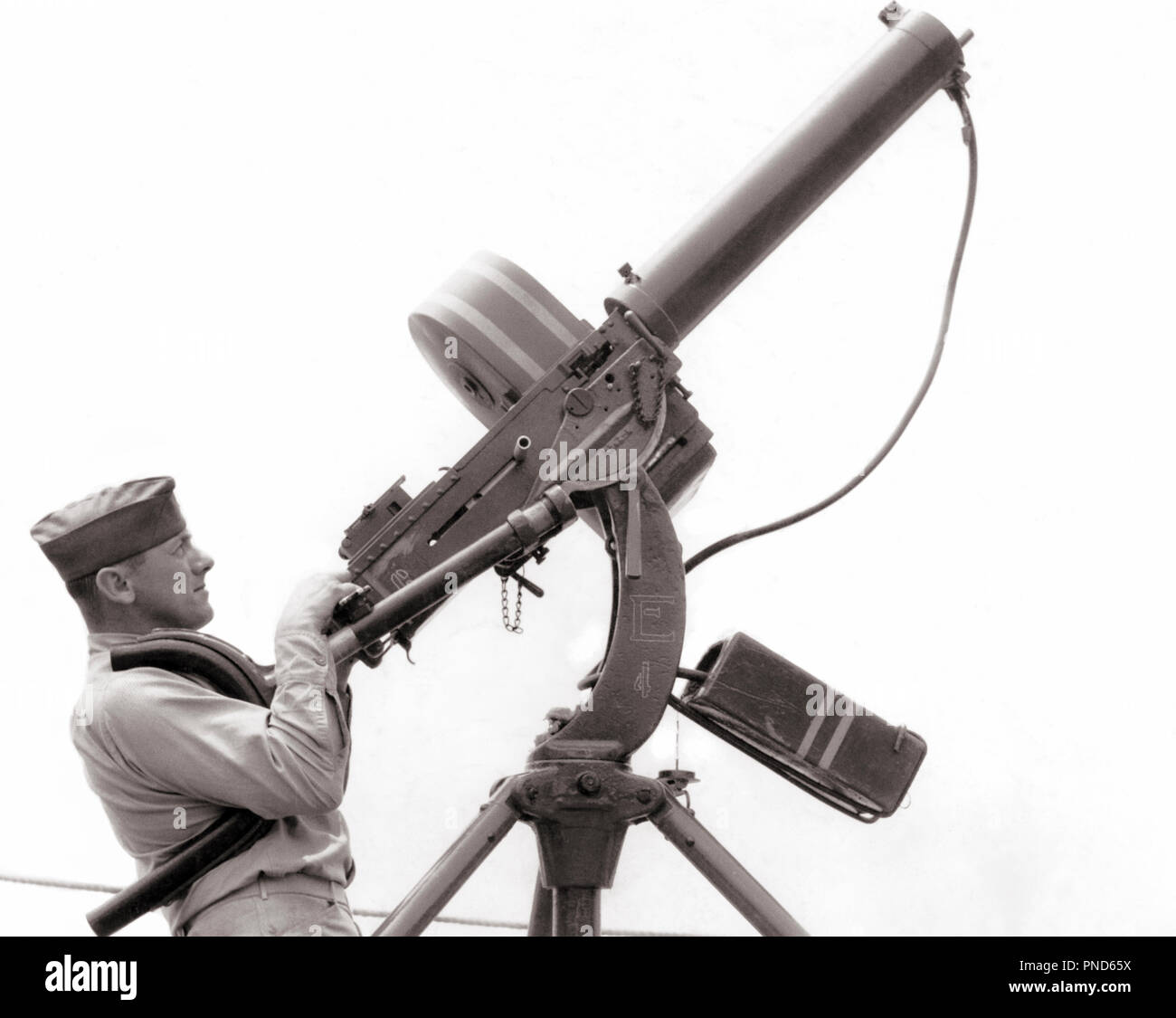 1940s MAN MARINE SOLDIER FIRING BROWNING 50 CALIBER M2 WATER COOLED ANTIAIRCRAFT PEDESTAL MOUNTED MACHINE GUN DURING WORLD WAR 2 - q74993 CPC001 HARS WORLD WAR 2 FIREARM FIREARMS M2 MID-ADULT MID-ADULT MAN MOUNTED YOUNG ADULT MAN BLACK AND WHITE CAUCASIAN ETHNICITY OLD FASHIONED Stock Photo