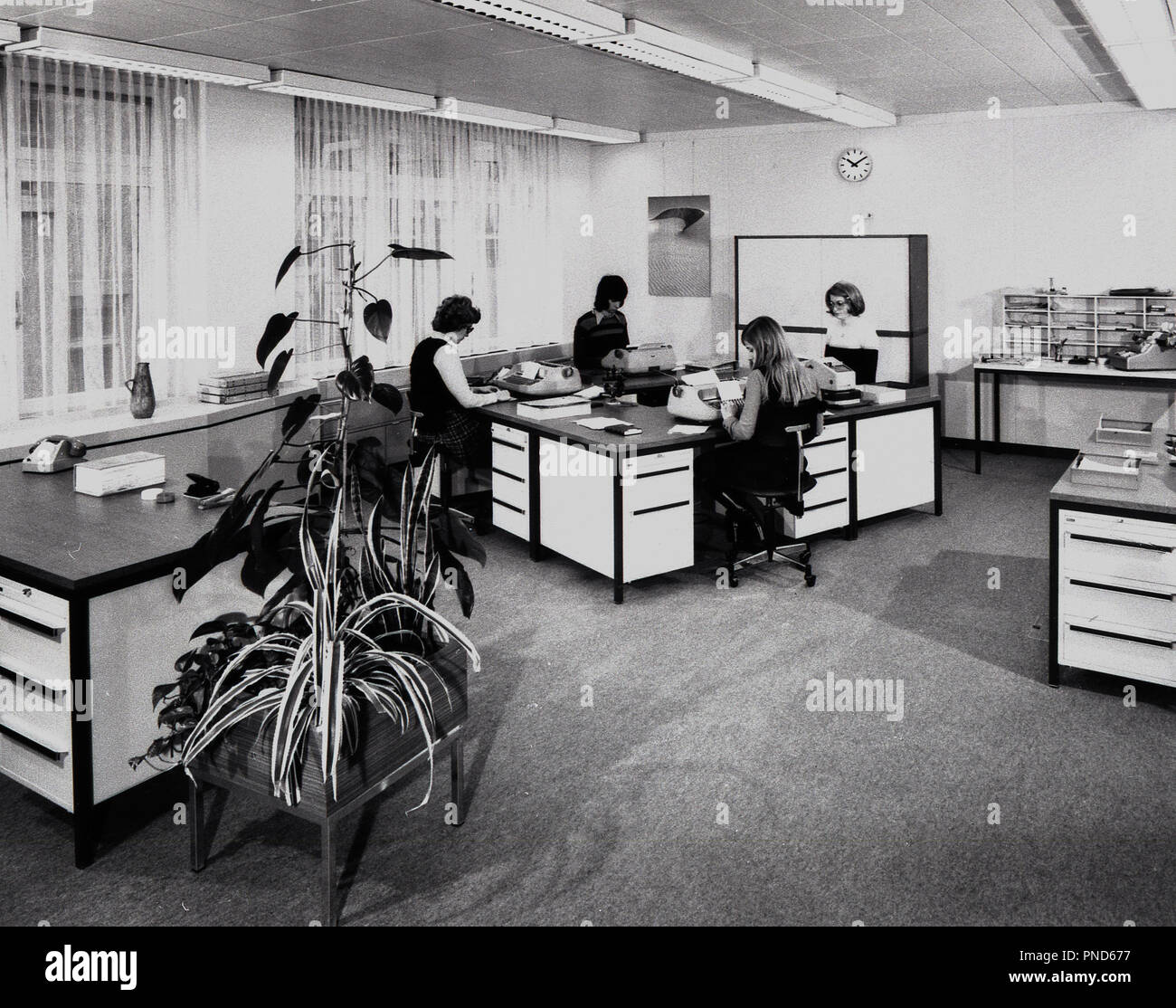 Office workers at desks archive hi-res stock photography and