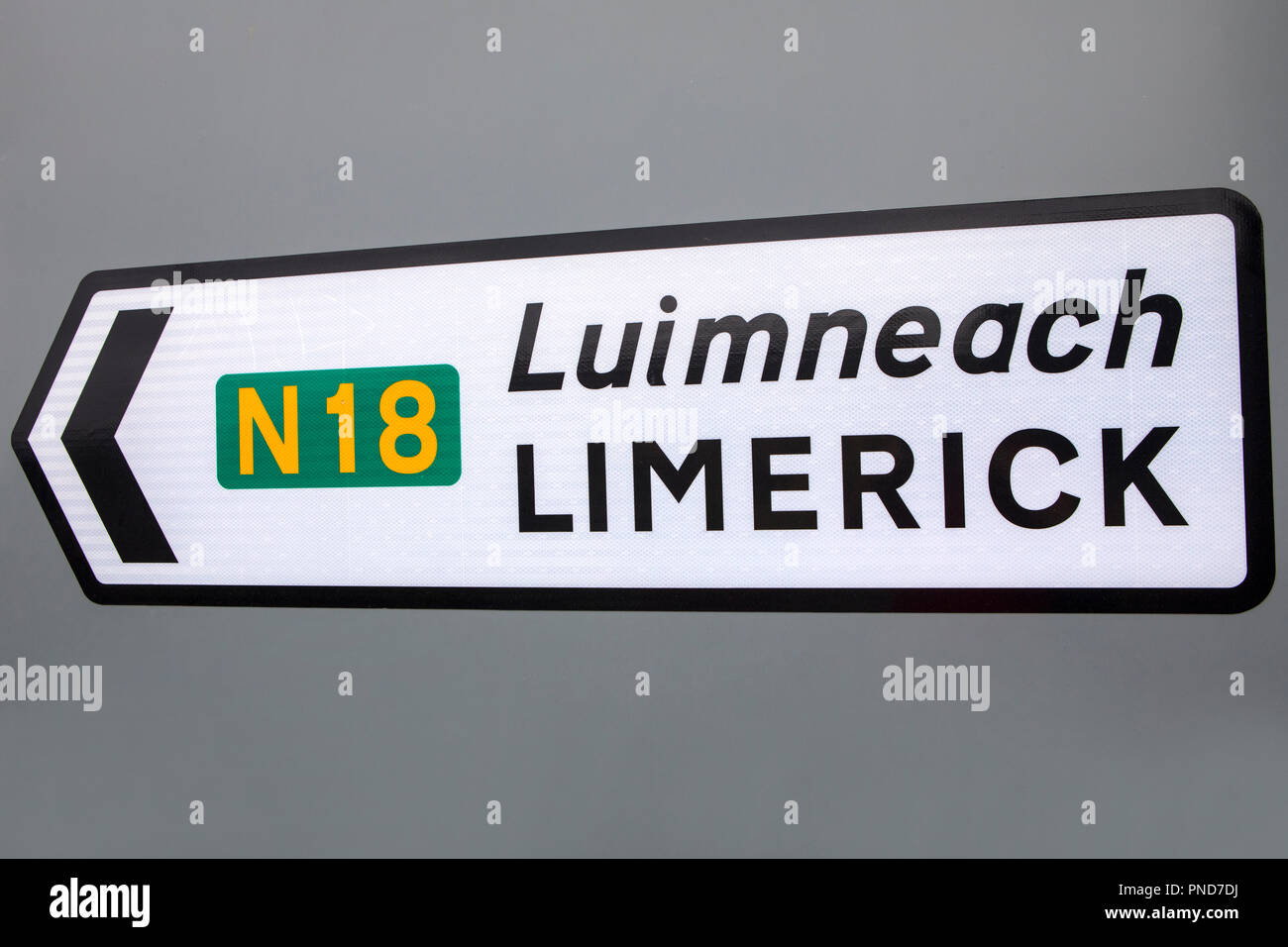 A road sign pointing to the direction of the city of Limerick in