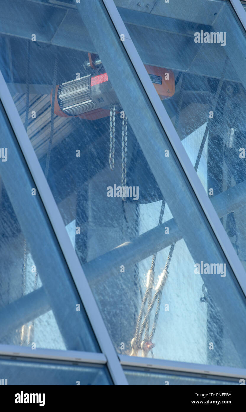 Chain hoist hires stock photography and images Alamy