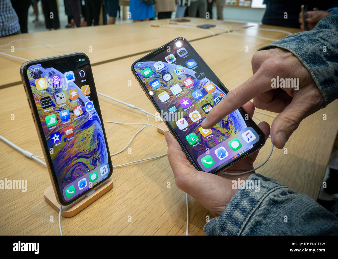 New York Usa 21st September 2018 A Customer In The Apple Store