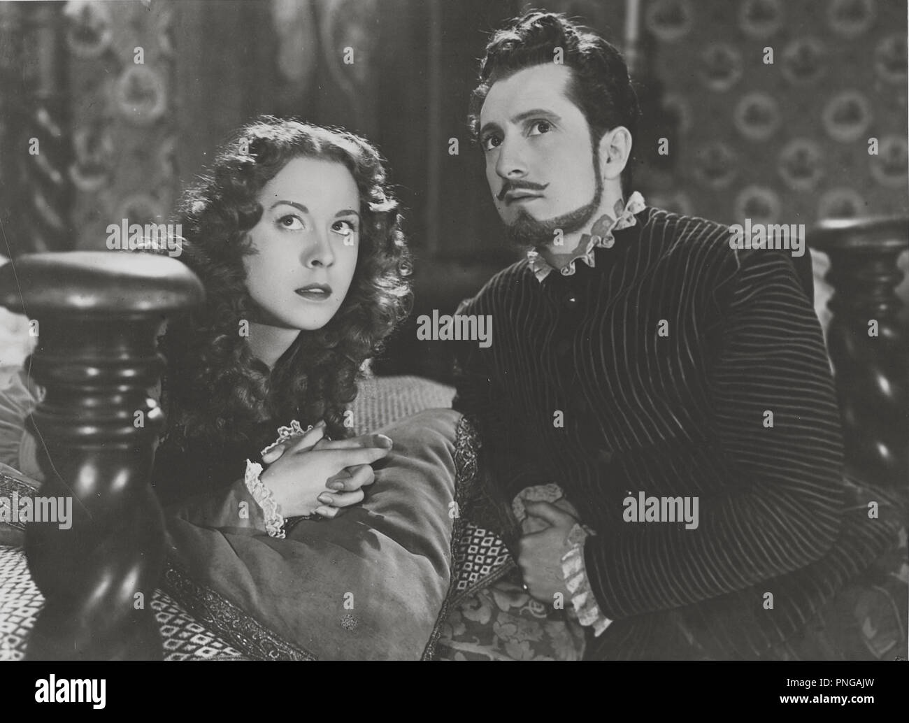 Original film title: EL CURIOSO IMPERTINENTE. English title: CURIOSO  IMPERTINENTE. Year: 1953. Director: FLAVIO CALZAVARA. Stars: AURORA  BAUTISTA; JOSE Mª SEOANE. Credit: VALENCIA FILMS  Album Stock Photo - Alamy