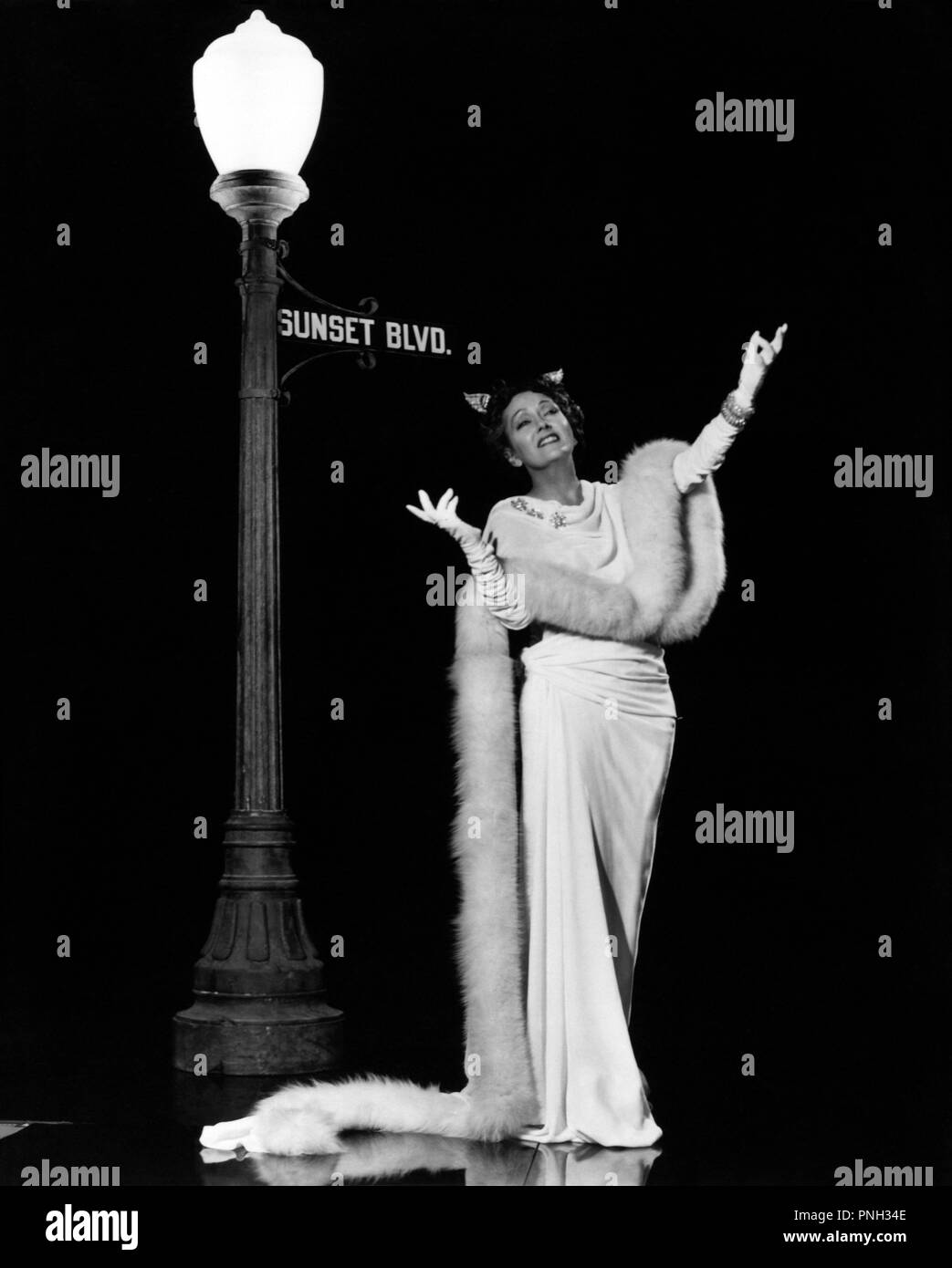Original film title: SUNSET BLVD.. English title: SUNSET BLVD.. Year: 1950. Director: BILLY WILDER. Stars: GLORIA SWANSON. Credit: PARAMOUNT PICTURES / Album Stock Photo