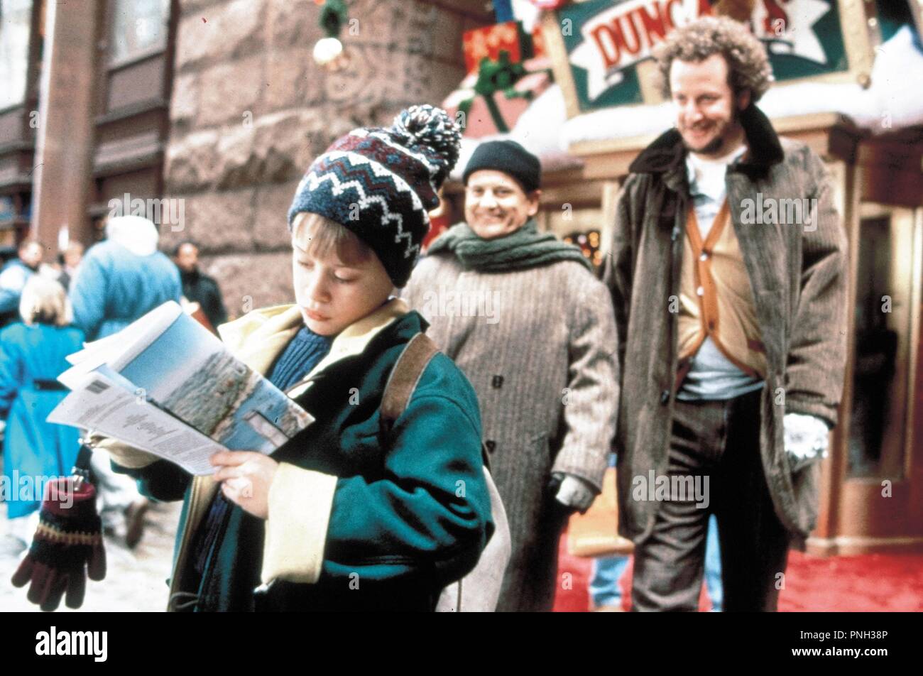 Original film title: HOME ALONE 2: LOST IN NEW YORK. English title: HOME ALONE 2: LOST IN NEW YORK. Year: 1992. Director: CHRIS COLUMBUS. Stars: MACAULAY CULKIN; JOE PESCI; DANIEL STERN. Credit: 20TH CENTURY FOX / Album Stock Photo