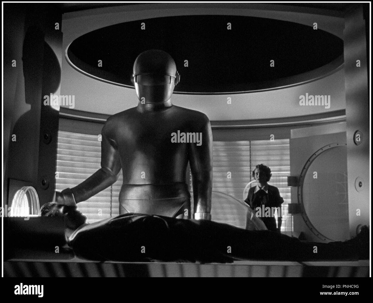 Le Jour Où La Terre S Arrêta Robot The Day The Earth Stood Still Robot Stock Photos & The Day The Earth