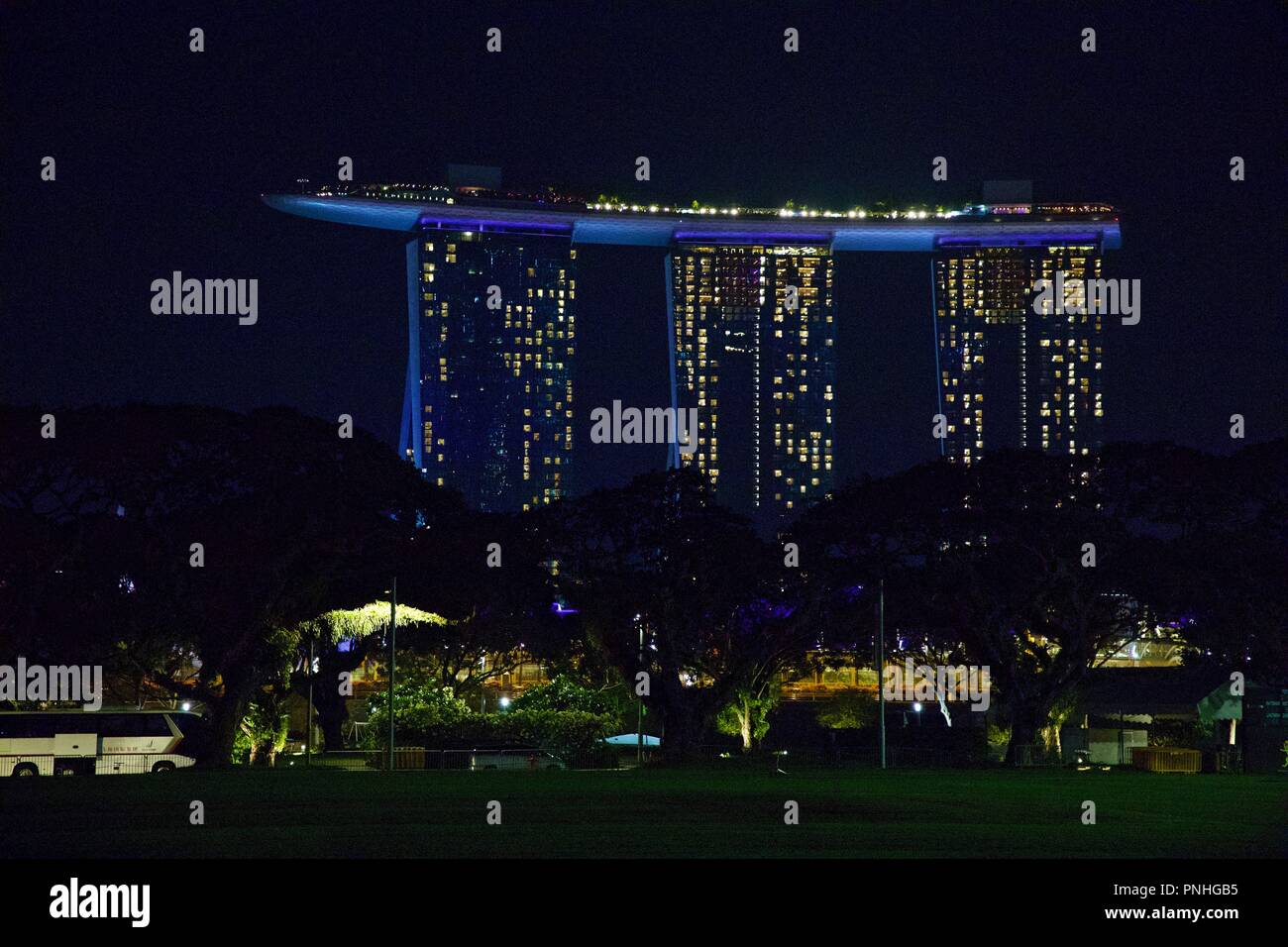 Night time singapore city center hi-res stock photography and images ...