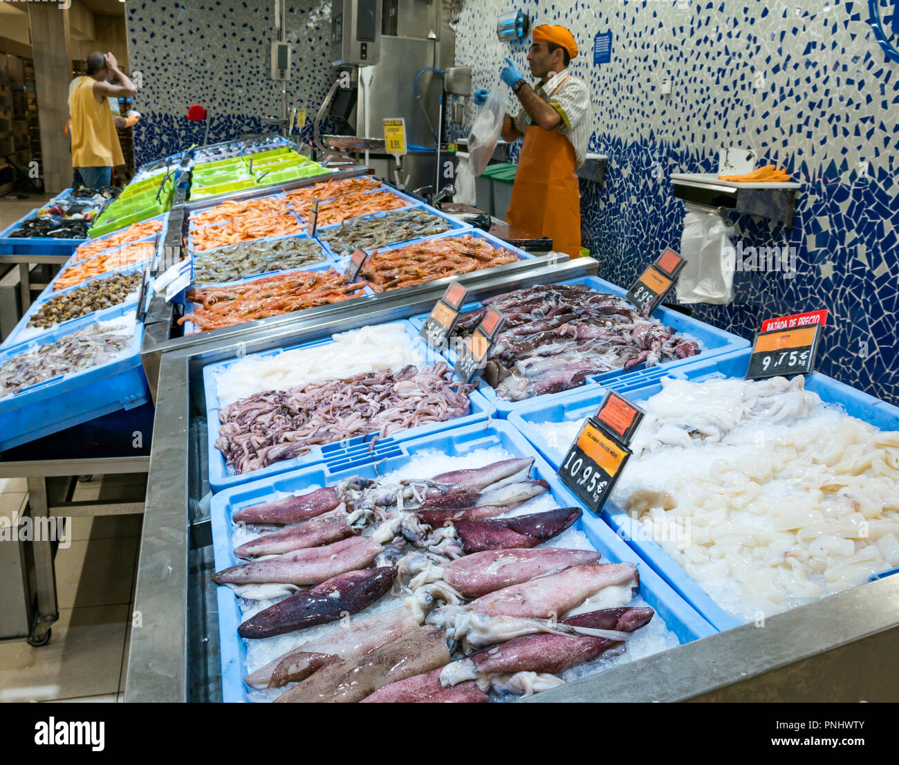 Supermarket fish counter hires stock photography and images Alamy