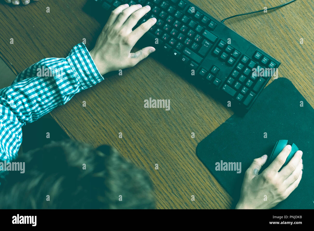 Slager Atletisch Symfonie close up hands play video games on desktop pc at home on table using  keyboard and mouse Stock Photo - Alamy