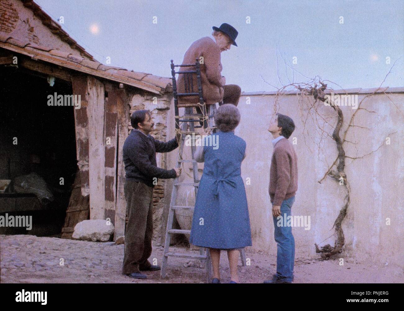 Original film title: MAMBRU SE FUE A LA GUERRA. English title: MAMBRU SE FUE A LA GUERRA. Year: 1986. Director: FERNANDO FERNAN GOMEZ. Stars: FERNANDO FERNAN GOMEZ; JORGE SANZ. Credit: ALTAIR PRODUCCIONES / Album Stock Photo